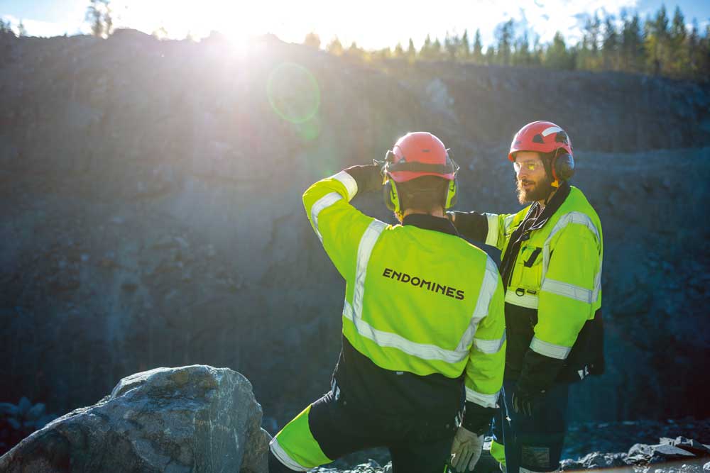 Malminetsintä,-geologit-avolouhoksessa,-Endomines-Oyj-1-(1)