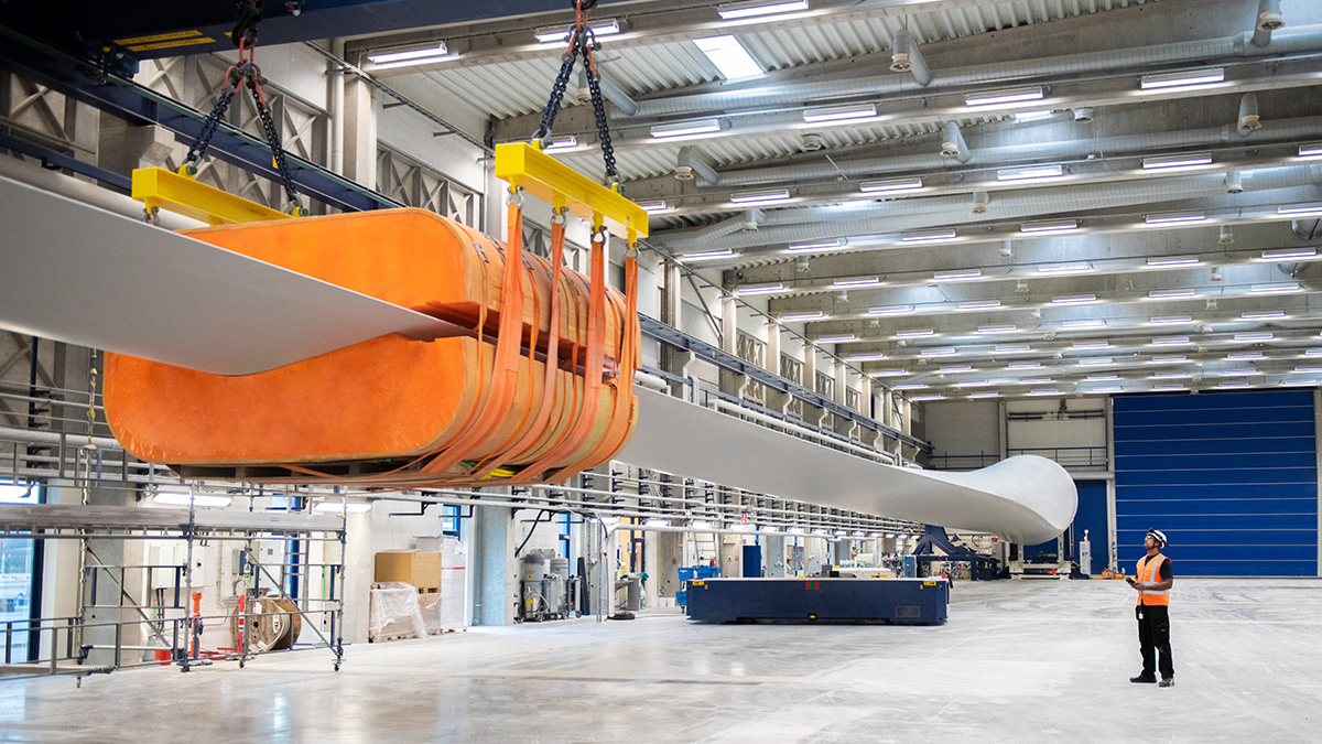 vestas-factory-blade-engineer-inspection-indoor-wide-shot-hangar